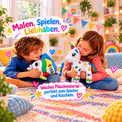 Zwei Kinder halten und kuscheln mit ihren bemalten Kuscheltieren: Einhorn und Fisch