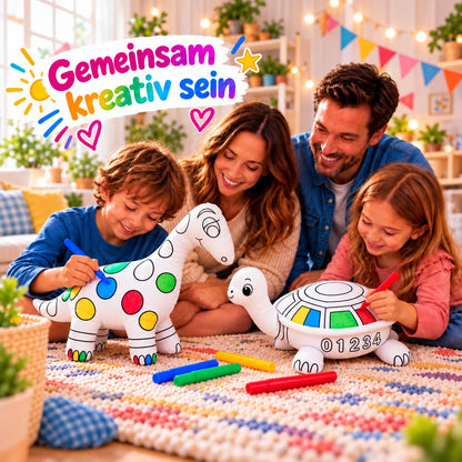 Familie malt gemeinsam Kuscheltiere an: Dinosaurier und Schildkröte und bunte Filzstifte