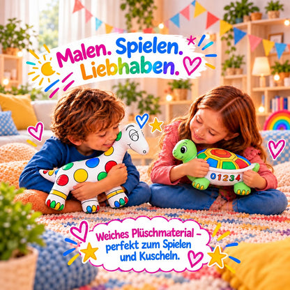 Zwei Kinder halten und kuscheln mit ihren bemalten Kuscheltieren: Dinosaurier und Schildkröte