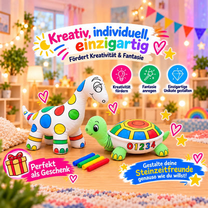 Bunt bemalte Kuscheltiere Dinosaurier und Schildkröte mit Filzstiften, Hinweise auf Kreativität, Fantasie und Geschenkidee