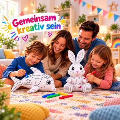 Familie malt gemeinsam Kuscheltiere an: Hase und Delphin und bunte Filzstifte