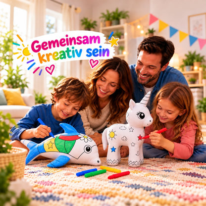 Familie malt gemeinsam Kuscheltiere an: Einhorn und Delphin und bunte Filzstifte