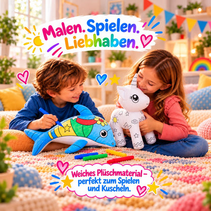 Zwei Kinder halten und kuscheln mit ihren bemalten Kuscheltieren: Einhorn und Delphin