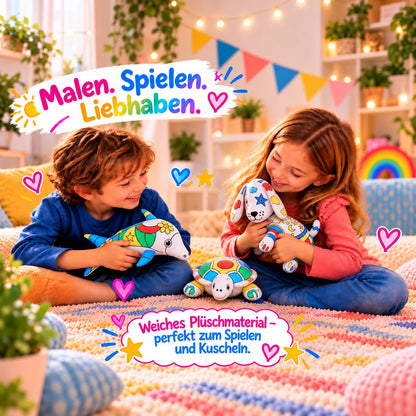 Zwei Kinder halten und kuscheln mit ihren bemalten Kuscheltieren: Hund, Schildkröte und Delphin