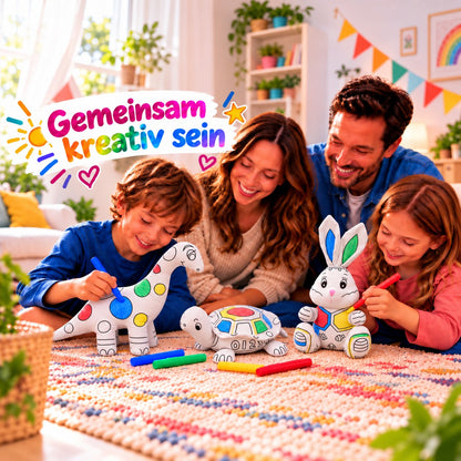 Familie malt gemeinsam Kuscheltiere an: Dinosaurier, Hase und Schildkröte und bunte Filzstifte