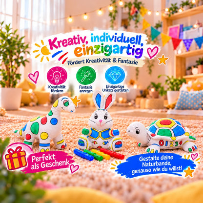 Bunt bemalte Kuscheltiere Dinosaurier, Hase und Schildkröte mit Filzstiften, Hinweise auf Kreativität, Fantasie und Geschenkidee