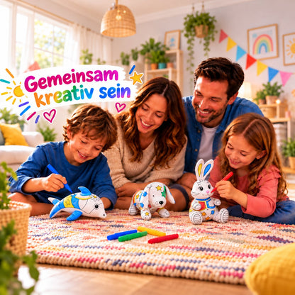 Familie malt gemeinsam Kuscheltiere an: Delphin, Hund und Hase und bunte Filzstifte